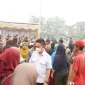 Wali Kota Pontianak Edi Rusdi Kamtono saat membagikan paket sembako dalam kegiatan Kulminasi Peduli di Tugu Khatulistiwa, Rabu (23/9/2026).