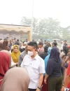 Wali Kota Pontianak Edi Rusdi Kamtono saat membagikan paket sembako dalam kegiatan Kulminasi Peduli di Tugu Khatulistiwa, Rabu (23/9/2026).