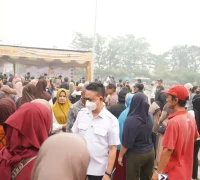 Wali Kota Pontianak Edi Rusdi Kamtono saat membagikan paket sembako dalam kegiatan Kulminasi Peduli di Tugu Khatulistiwa, Rabu (23/9/2026).