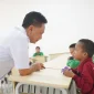 Wali Kota Pontianak, Edi Rusdi Kamtono saat berinteraksi dengan siswa SD Sekolah Rakyat di Pontianak Utara, Rabu (23/9/2026).