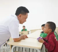 Wali Kota Pontianak, Edi Rusdi Kamtono saat berinteraksi dengan siswa SD Sekolah Rakyat di Pontianak Utara, Rabu (23/9/2026).