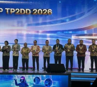 Wali Kota Pontianak Edi Rusdi Kamtono menerima penghargaan TP2DD Terbaik 2026.