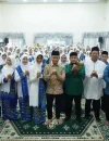 Foto bersama kegiatan peringatan Maulid Nabi Muhammad SAW yang dirangkaikan dengan pelantikan pengurus PC BKMT Kecamatan Pontianak Barat, Timur, dan Utara di Aula Rumah Dinas Wakil Wali Kota Pontianak, Jumat (25/9/2026).