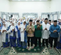 Foto bersama kegiatan peringatan Maulid Nabi Muhammad SAW yang dirangkaikan dengan pelantikan pengurus PC BKMT Kecamatan Pontianak Barat, Timur, dan Utara di Aula Rumah Dinas Wakil Wali Kota Pontianak, Jumat (25/9/2026).