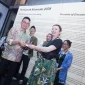 Wali Kota Pontianak Edi Rusdi Kamtono saat mengunjungi pameran Pontianak Biennale 2026 di Port 99, Jumat (25/9/2026) malam.