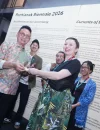 Wali Kota Pontianak Edi Rusdi Kamtono saat mengunjungi pameran Pontianak Biennale 2026 di Port 99, Jumat (25/9/2026) malam.