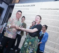 Wali Kota Pontianak Edi Rusdi Kamtono saat mengunjungi pameran Pontianak Biennale 2026 di Port 99, Jumat (25/9/2026) malam.