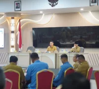 Wali Kota Pontianak Edi Rusdi Kamtono saat memimpin rapat koordinasi jajaran Pemkot Pontianak di Aula SSA Kantor Wali Kota Pontianak, Senin (28/9/2026).
