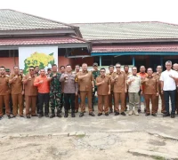 Bupati Melawi H. Dadi Sunarya memimpin keputusan perpanjangan status tanggap darurat karhutla di Posko Terpadu Penanganan Karhutla Kabupaten Melawi. (Foto: Prokopim Melawi)