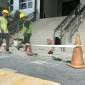 Pengerjaan guiding block sebagai jalur pemandu bagi penyandang disabilitas di Kantor Terpadu Sutoyo Pontianak.