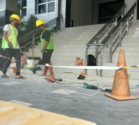 Pengerjaan guiding block sebagai jalur pemandu bagi penyandang disabilitas di Kantor Terpadu Sutoyo Pontianak.