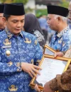 Wakil Wali Kota Pontianak Bahasan saat memberikan plakat penghargaan kepada salah satu purna tugas Pemkot Pontianak yang bertepatan dengan peringatan Hari Kesaktian Pancasila di Kantor Wali Kota Pontianak, Kamis (1/10/2026).