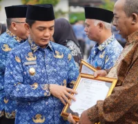 Wakil Wali Kota Pontianak Bahasan saat memberikan plakat penghargaan kepada salah satu purna tugas Pemkot Pontianak yang bertepatan dengan peringatan Hari Kesaktian Pancasila di Kantor Wali Kota Pontianak, Kamis (1/10/2026).