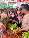 Wali Kota Pontianak Edi Rusdi Kamtono saat melayani masyarakat di pasar murah Car Free Day di halaman PMI Kota Pontianak, Minggu (4/10/2026).