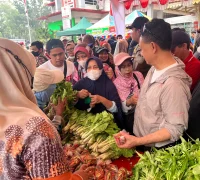 Wali Kota Pontianak Edi Rusdi Kamtono saat melayani masyarakat di pasar murah Car Free Day di halaman PMI Kota Pontianak, Minggu (4/10/2026).