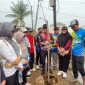 Wakil Wali Kota Pontianak Bahasan meninjau jembatan di kawasan Jalan Pelabuhan Rakyat, Gang Karya Tani 3 dan Gang Usaha Bersama 1 saat gotong royong, Minggu (4/10/2026).