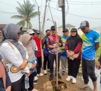 Wakil Wali Kota Pontianak Bahasan meninjau jembatan di kawasan Jalan Pelabuhan Rakyat, Gang Karya Tani 3 dan Gang Usaha Bersama 1 saat gotong royong, Minggu (4/10/2026).