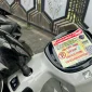 Petugas Dishub Pontianak menempelkan stiker peringatan pada kendaraan yang parkir di trotoar saat pelaksanaan Car Free Day (CFD) di Kota Pontianak, Minggu (4/10/2026).