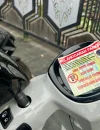 Petugas Dishub Pontianak menempelkan stiker peringatan pada kendaraan yang parkir di trotoar saat pelaksanaan Car Free Day (CFD) di Kota Pontianak, Minggu (4/10/2026).