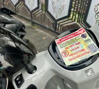Petugas Dishub Pontianak menempelkan stiker peringatan pada kendaraan yang parkir di trotoar saat pelaksanaan Car Free Day (CFD) di Kota Pontianak, Minggu (4/10/2026).