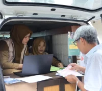 Warga memanfaatkan pelayanan mobil keliling untuk membayar PBB-P2.