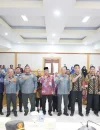 Sekretaris Daerah Kota Pontianak Amirullah saat membuka Pemutakhiran Pendataan Anggota Satlinmas melalui SIM Linmas Kemendagri di Aula SSA Kantor Wali Kota Pontianak, Kamis (8/10/2026).
