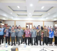 Sekretaris Daerah Kota Pontianak Amirullah saat membuka Pemutakhiran Pendataan Anggota Satlinmas melalui SIM Linmas Kemendagri di Aula SSA Kantor Wali Kota Pontianak, Kamis (8/10/2026).