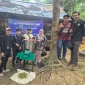 Kamaludin, peternak yang mendapat bantuan Mesin Pencacah Limbah Sayur dari mahasiswa PKM Polnep.
