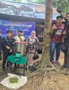 Kamaludin, peternak yang mendapat bantuan Mesin Pencacah Limbah Sayur dari mahasiswa PKM Polnep.