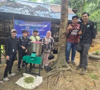 Kamaludin, peternak yang mendapat bantuan Mesin Pencacah Limbah Sayur dari mahasiswa PKM Polnep.