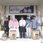 Wakil Wali Kota Pontianak Bahasan menyerahkan bantuan speaker kepada majelis taklim dalam rangkaian Gelar Dagang Berjaya di halaman Kantor Lurah Akcaya, Jumat (9/10/2026).