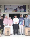 Wakil Wali Kota Pontianak Bahasan menyerahkan bantuan speaker kepada majelis taklim dalam rangkaian Gelar Dagang Berjaya di halaman Kantor Lurah Akcaya, Jumat (9/10/2026).