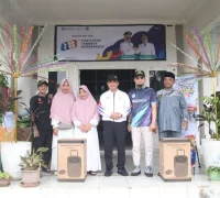 Wakil Wali Kota Pontianak Bahasan menyerahkan bantuan speaker kepada majelis taklim dalam rangkaian Gelar Dagang Berjaya di halaman Kantor Lurah Akcaya, Jumat (9/10/2026).