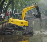 Aktivitas normalisasi saluran di Parit Tokaya, Jumat (9/10/2026).