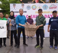 Wali Kota Pontianak Edi Rusdi Kamtono menyampaikan rencana pembangunan TPST berkapasitas 200–300 ton per hari dan pengolahan sampah organik menjadi pupuk saat membuka puncak World Cleanup Day 2026 di Taman Digulis Untan, Pontianak, Minggu (11/10/2026).