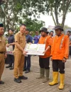 Wali Kota Pontianak Edi Rusdi Kamtono menyerahkan secara simbolis penghargaan kepada perwakilan PPSU di halaman Kantor Dinas Lingkungan Hidup Kota Pontianak, Selasa (13/10/2026).