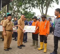 Wali Kota Pontianak Edi Rusdi Kamtono menyerahkan secara simbolis penghargaan kepada perwakilan PPSU di halaman Kantor Dinas Lingkungan Hidup Kota Pontianak, Selasa (13/10/2026).