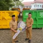 Pemerintah Kota Pontianak memperkuat sarana pengelolaan sampah kota dengan menambah dua unit dump truck dan 23 konteiner sampah.