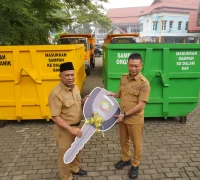 Pemerintah Kota Pontianak memperkuat sarana pengelolaan sampah kota dengan menambah dua unit dump truck dan 23 konteiner sampah.
