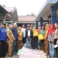 Wakil Wali Kota Pontianak Bahasan menyerahkan bantuan kepada dua keluarga korban kebakaran di Gang Pelita, Kelurahan Siantan Hilir, Kecamatan Pontianak Utara, Selasa (13/10/2026).
