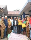 Wakil Wali Kota Pontianak Bahasan menyerahkan bantuan kepada dua keluarga korban kebakaran di Gang Pelita, Kelurahan Siantan Hilir, Kecamatan Pontianak Utara, Selasa (13/10/2026).
