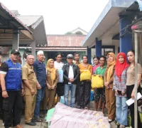 Wakil Wali Kota Pontianak Bahasan menyerahkan bantuan kepada dua keluarga korban kebakaran di Gang Pelita, Kelurahan Siantan Hilir, Kecamatan Pontianak Utara, Selasa (13/10/2026).