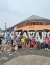 Wisatawan senior asal Singapura menikmati liburan dan mengunjungi destinasi wisata budaya di Kalimantan Barat selama tur lima hari di Pontianak dan Singkawang.