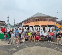 Wisatawan senior asal Singapura menikmati liburan dan mengunjungi destinasi wisata budaya di Kalimantan Barat selama tur lima hari di Pontianak dan Singkawang.