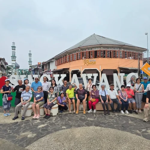 Wisatawan senior asal Singapura menikmati liburan dan mengunjungi destinasi wisata budaya di Kalimantan Barat selama tur lima hari di Pontianak dan Singkawang.