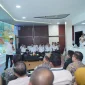 Wali Kota Pontianak Edi Rusdi Kamtono bersama anggota Komisi V DPR RI Syarif Abdullah membahas rencana duplikasi Jembatan Kapuas II untuk mengurai kemacetan di Pontianak dan Kubu Raya di Pontive Center, Kantor Wali Kota Pontianak, Rabu (14/10/2026).