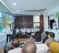 Wali Kota Pontianak Edi Rusdi Kamtono bersama anggota Komisi V DPR RI Syarif Abdullah membahas rencana duplikasi Jembatan Kapuas II untuk mengurai kemacetan di Pontianak dan Kubu Raya di Pontive Center, Kantor Wali Kota Pontianak, Rabu (14/10/2026).