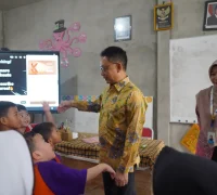 Wali Kota Pontianak Edi Rusdi Kamtono saat bercengkrama dengan siswa SDN 28 Pontianak, Kamis (15/10/2026).