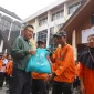 Wali Kota Pontianak Edi Rusdi Kamtono saat penyerahan sembako kepada para petugas kebersihan dalam rangkaian Gerakan Indonesia Asri di Kantor Wali Kota Pontianak, Sabtu (17/10/2026).