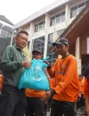 Wali Kota Pontianak Edi Rusdi Kamtono saat penyerahan sembako kepada para petugas kebersihan dalam rangkaian Gerakan Indonesia Asri di Kantor Wali Kota Pontianak, Sabtu (17/10/2026).